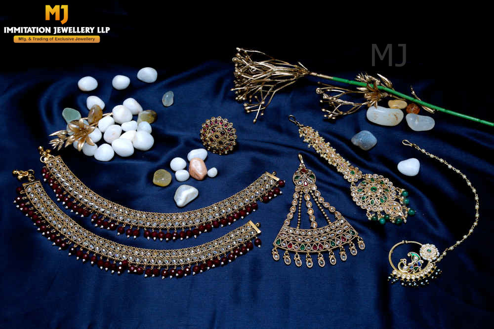 Gold-finished earrings set manufacturers and suppliers to Malaysia